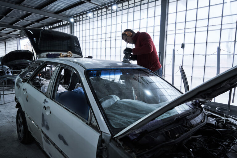 Un mécanicien qui répare l'avant de la voiture