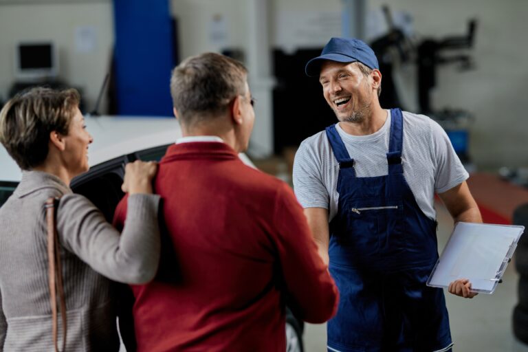 Un garagiste tout sourire se voit confier la voiture de ses clients